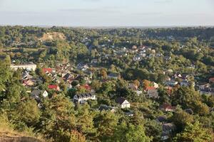 ternopil, Ucrania - septiembre dieciséis, 2023 increíble aéreo puesta de sol ver en histórico centrar de pueblo con antiguo edificios, iglesias y monasterio foto