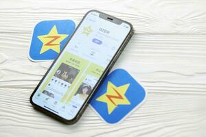 kharkov, ucrania - 5 de marzo de 2021 icono qq y aplicación de la tienda de aplicaciones en la pantalla de visualización del iphone 12 pro en la mesa blanca foto