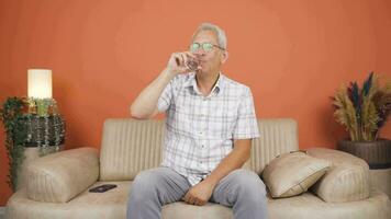 uomo potabile acqua per salutare vita. video