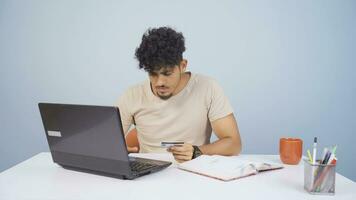 Mens boodschappen doen van laptop. video