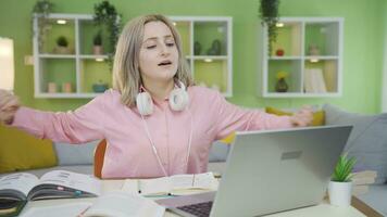 Università alunno ragazza completa compiti a casa su il computer portatile e relax. video