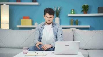 a homem com a problema do esquecimento. video