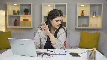 Accueil Bureau ouvrier femme refuse et Est-ce que ne pas accepter. video