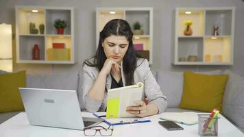 Accueil Bureau ouvrier femme en train de lire une livre. video