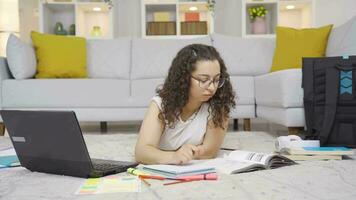 preocupado fêmea estudante. video