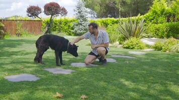 homme qui aime le sien chien. video