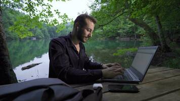 Arbeiten mit ein Laptop im Natur. video