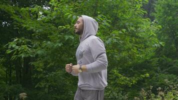 Mens jogging in de ochtend. video