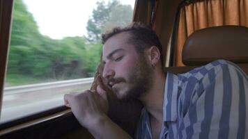 dormindo em uma carro viagem. video