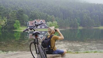 avontuurlijk reiziger is resting door de meer. video