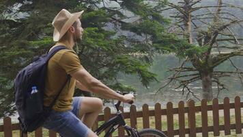 Tourist Mann Reisen durch Fahrrad. video