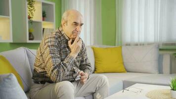 preocupado velho homem coração latejante, depressivo. video