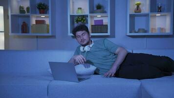 man få trött medan använder sig av dator på natt. video