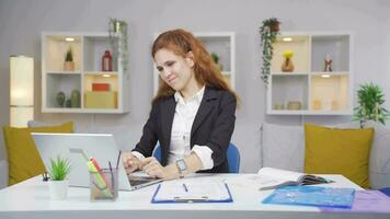 casa ufficio lavoratore donna ha fatica. video