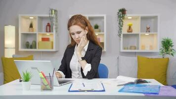 Accueil Bureau ouvrier femme les dents douleurs et des douleurs. video