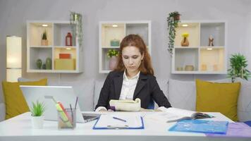 Accueil Bureau ouvrier femme en train de lire une livre. video