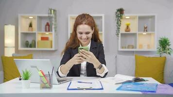 casa ufficio lavoratore donna gioia su il Telefono. video