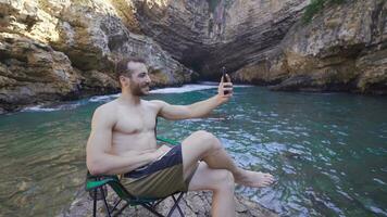 parlando su il Telefono su il spiaggia. video