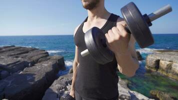 travail le bras muscles. video