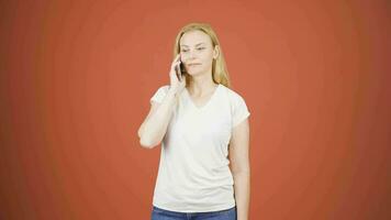 glücklich reden Frau auf das Telefon. video