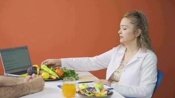 un' dietista chi prepara un' nutrizione programma con verdure. video