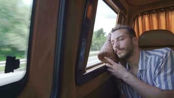 en train de dormir dans le retour siège de le auto. video