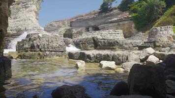 Wellen Schlagen das Felsen auf das Strand. video