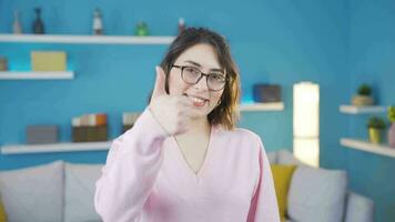 positif Jeune femme à la recherche à caméra fabrication d'accord signe. video