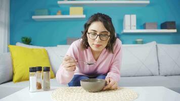 Jeune femme qui aime épicé aliments. video