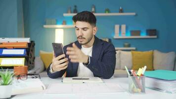 il casa ufficio lavoratore, chi è sorpreso di il Telefono, prende arrabbiato. video