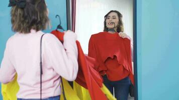 Jeune femme en essayant à décider tandis que portant vêtements. video