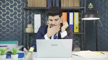 somnolent fatigué homme d'affaire dans le bureau. video