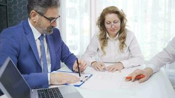 nach Abschluss das Projekt, das Mannschaft Shake Hände mit jeder andere. video