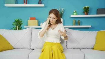 jovem mulher falando em a telefone discutindo. video