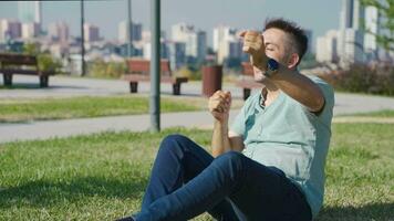 a homem é dançando ao ar livre. video