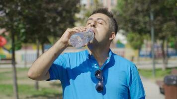 el hombre es Bebiendo agua. agua para sano vida. video