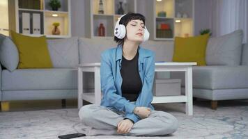 Lycklig ung kvinna lyssnande till musik med hörlurar. video