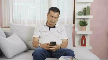 le homme envoyer des SMS sur le téléphone pauses en haut avec le sien petite amie. video