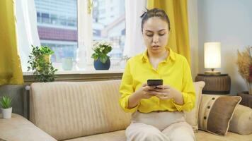 le femme envoyer des SMS sur le téléphone pauses en haut avec sa petit ami. video