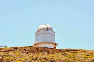 un observatorio en el colina foto