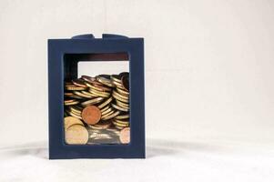 un azul caja con monedas foto