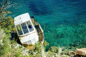 A small boat photo