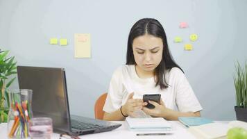 The Female student who got angry after the phone ran out of charge. video