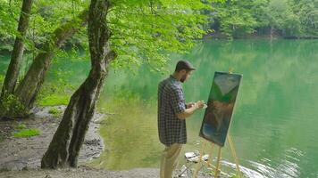 peintre La peinture dans le forêt. video