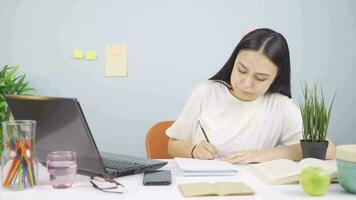 il femmina alunno chi finiture il compiti a casa è contento e tranquillo, calmo. video