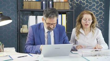 hombre y mujer trabajando juntos en el oficina son carreras en contra tiempo. video