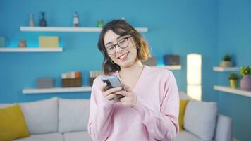 donna ridendo a Telefono Messaggio. video