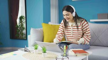 contento e divertimento giovane donna studiando a casa. video