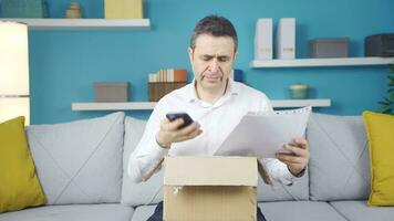 le homme qui reçu le faux livraison emballer. il est sur le téléphone avec le courrier. video