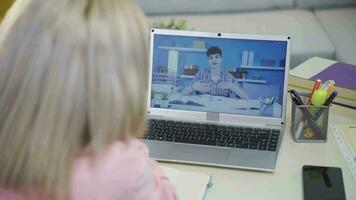 Universidad estudiante niña estudiando en línea lección con su amigo. video